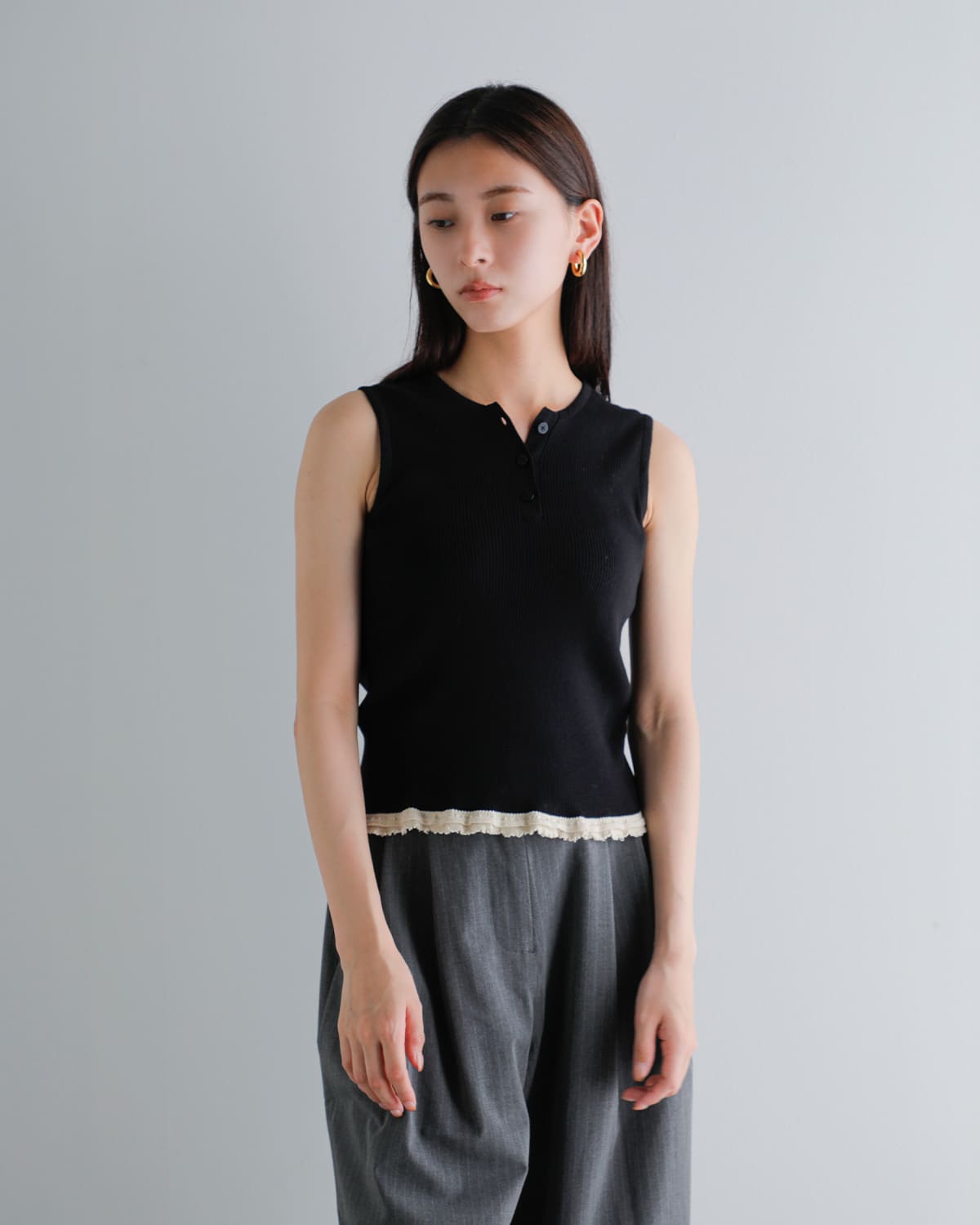 AKANE UTSUNOMIYA(アカネウツノミヤ)コットンノースリーブ裾フリルニットプルオーバー akes-012