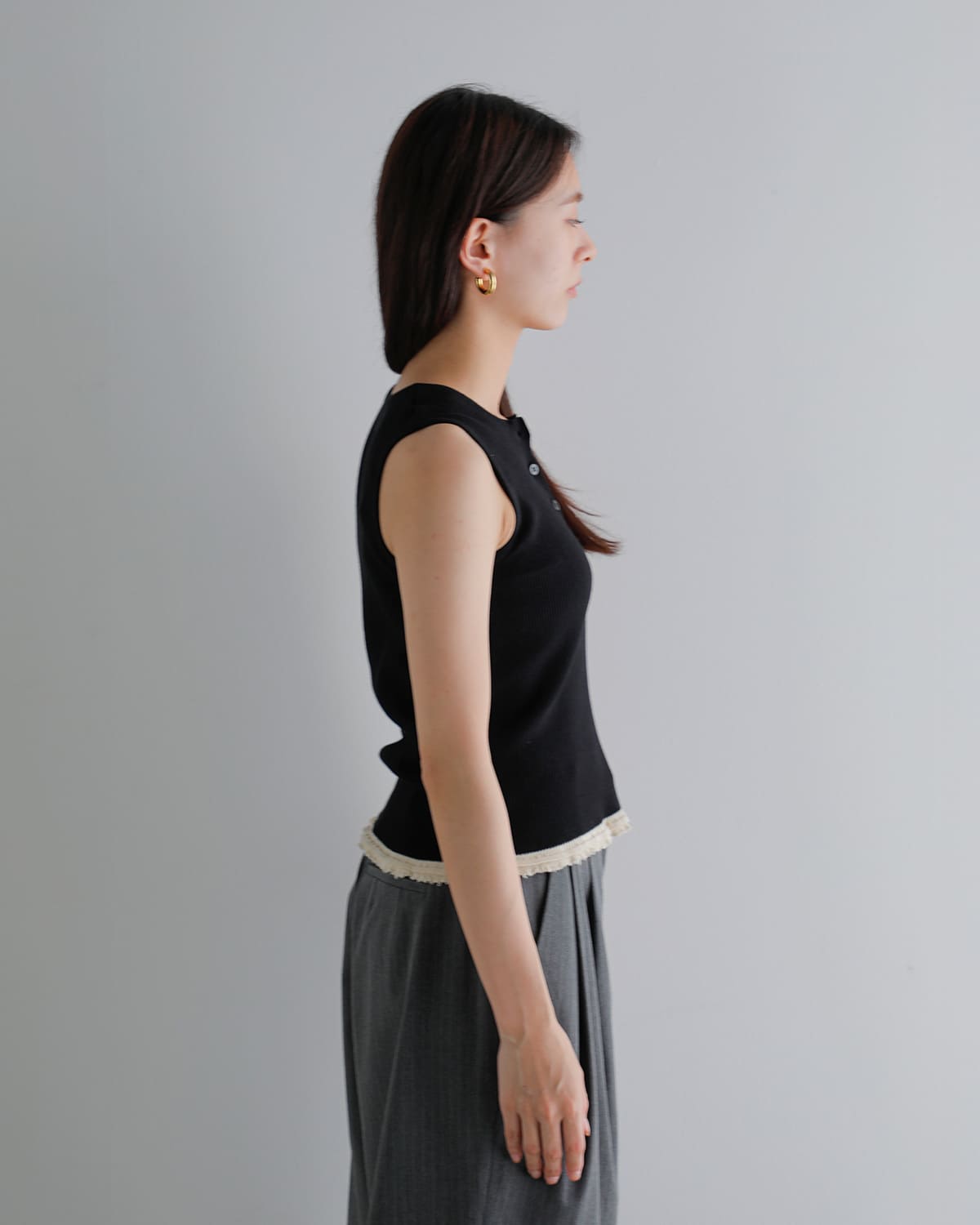 AKANE UTSUNOMIYA(アカネウツノミヤ)コットンノースリーブ裾フリルニットプルオーバー akes-012