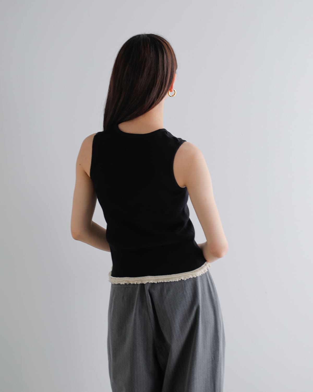 AKANE UTSUNOMIYA(アカネウツノミヤ)コットンノースリーブ裾フリルニットプルオーバー akes-012