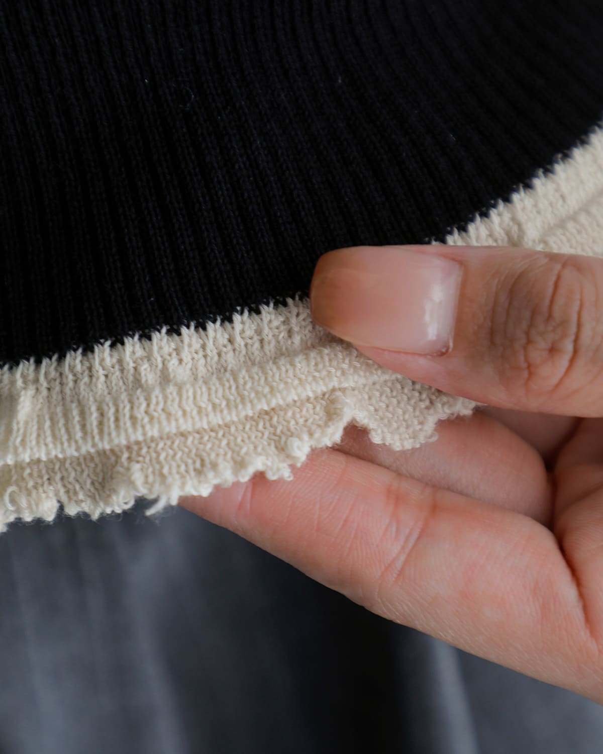 AKANE UTSUNOMIYA(アカネウツノミヤ)コットンノースリーブ裾フリルニットプルオーバー akes-012