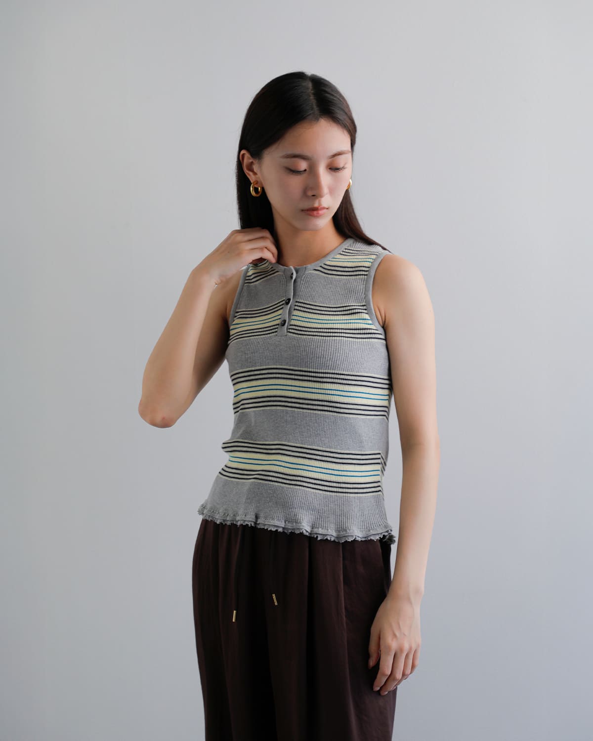 AKANE UTSUNOMIYA(アカネウツノミヤ)コットンノースリーブ裾フリルニットプルオーバー akes-012