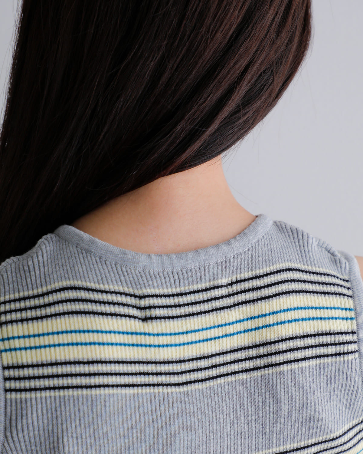 AKANE UTSUNOMIYA(アカネウツノミヤ)コットンノースリーブ裾フリルニットプルオーバー akes-012