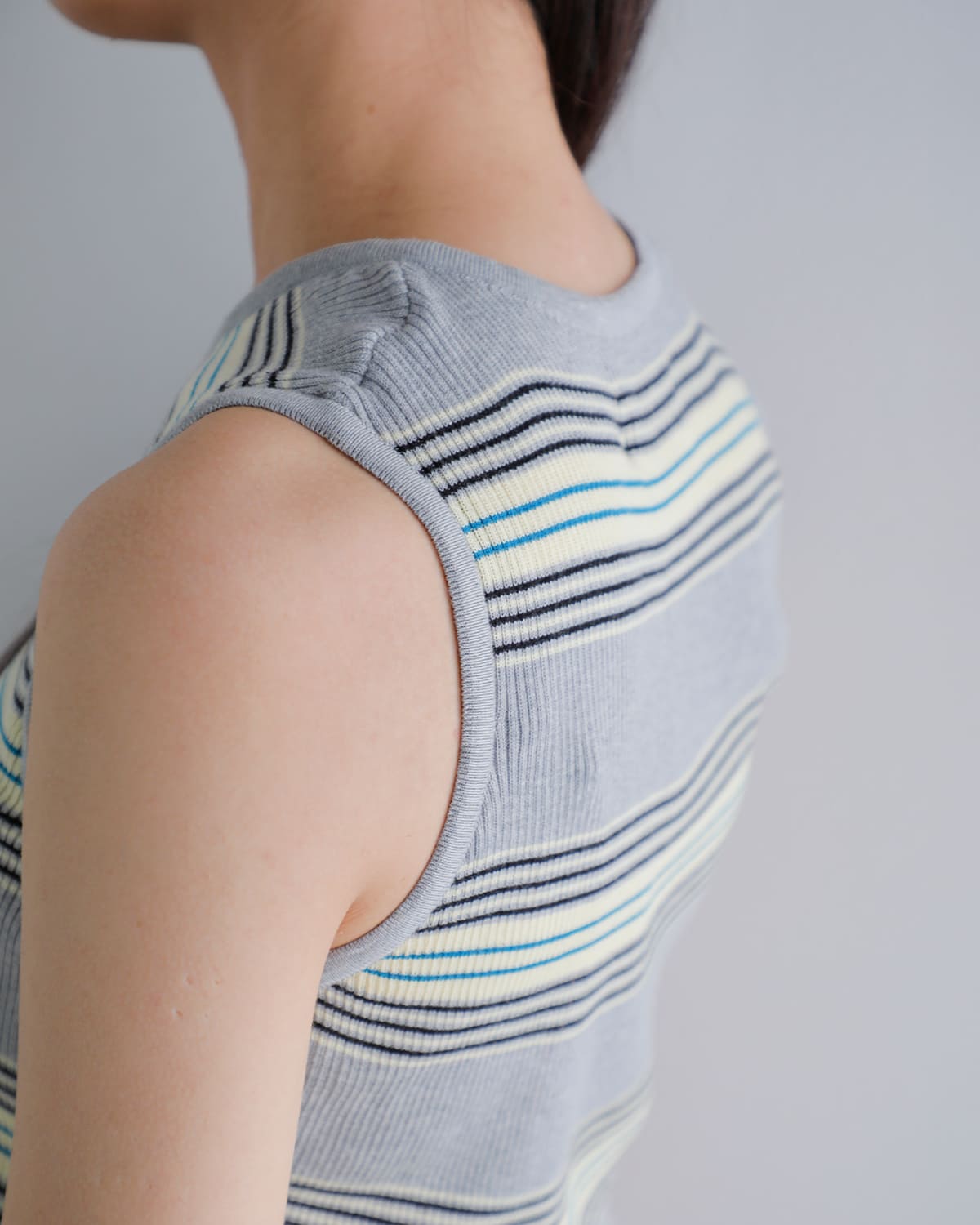 AKANE UTSUNOMIYA(アカネウツノミヤ)コットンノースリーブ裾フリルニットプルオーバー akes-012