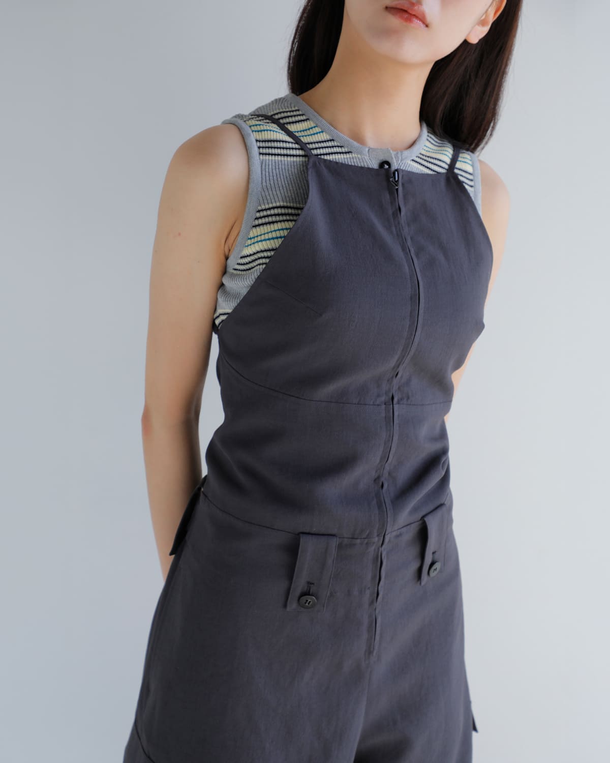 AKANE UTSUNOMIYA(アカネウツノミヤ)コットンノースリーブ裾フリルニットプルオーバー akes-012