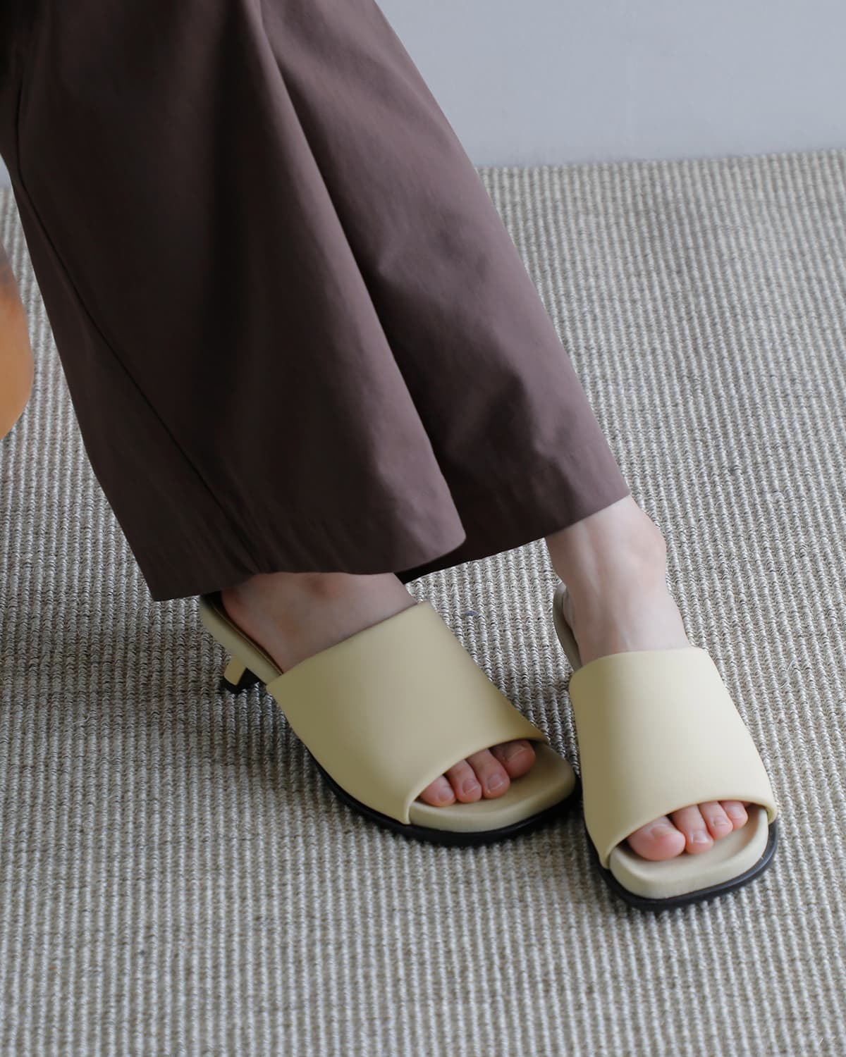 ALM.(アルム)パフィー サンダル  “RABBIT PUFFY SANDALS” al136