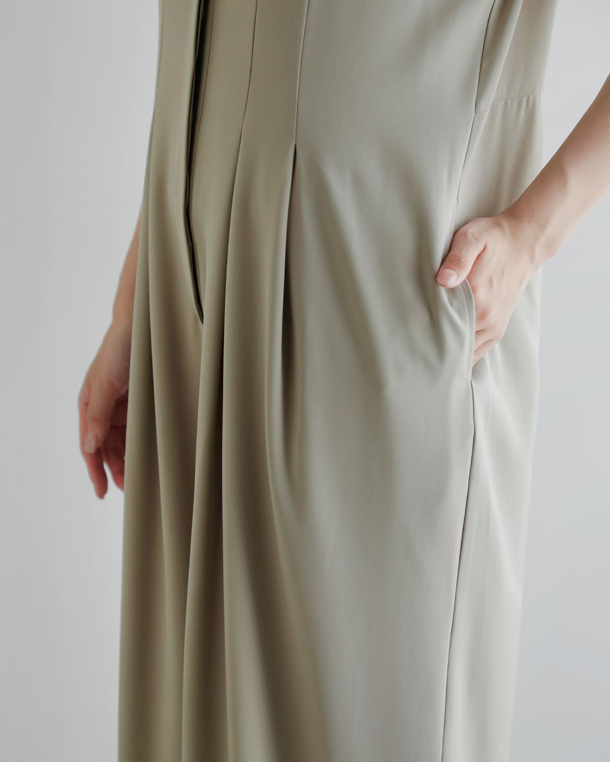 Hella(ヘラ)ワイドタックジャンプスーツWIDETUCKJUMPSUIT h261-40