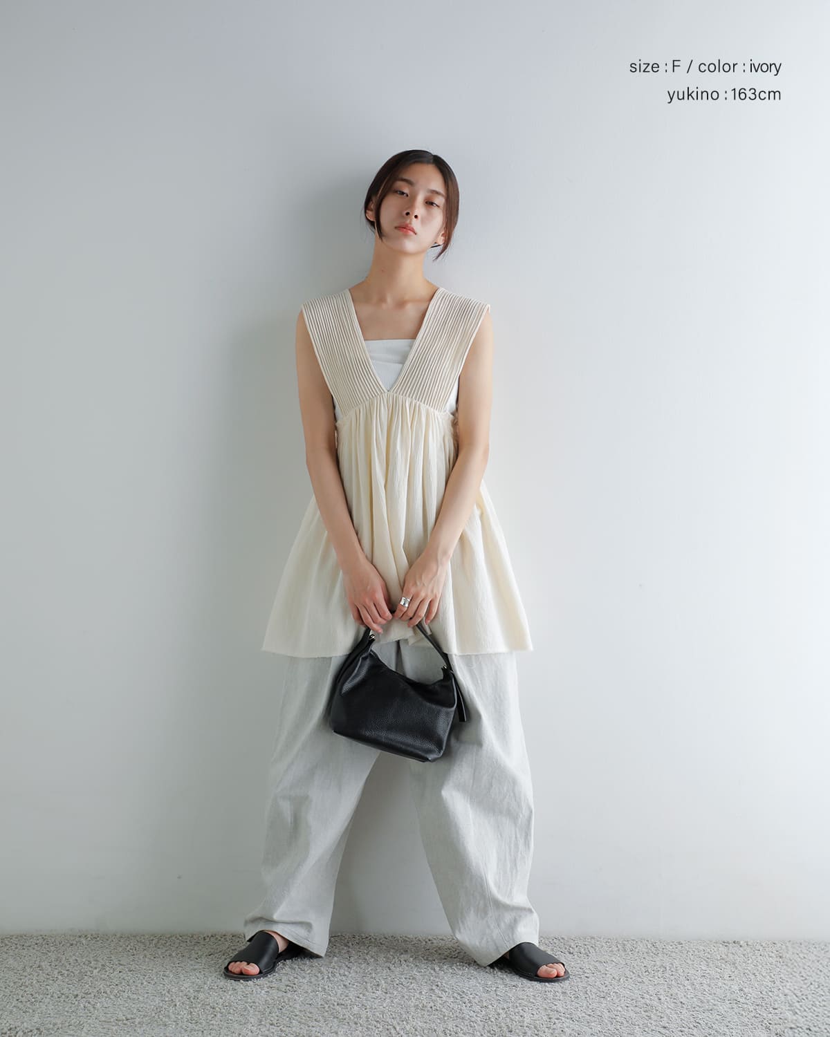 Hella(ヘラ)コットンクレープVネックギャザートップスCOTTONCREPEGATHERTOP h261-80