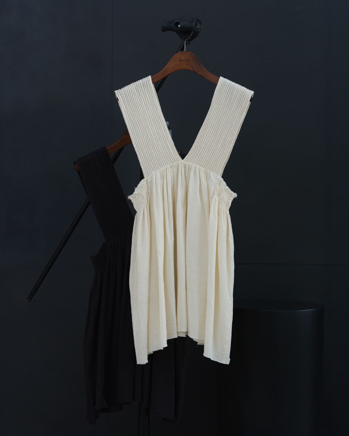 Hella(ヘラ)コットンクレープVネックギャザートップスCOTTONCREPEGATHERTOP h261-80