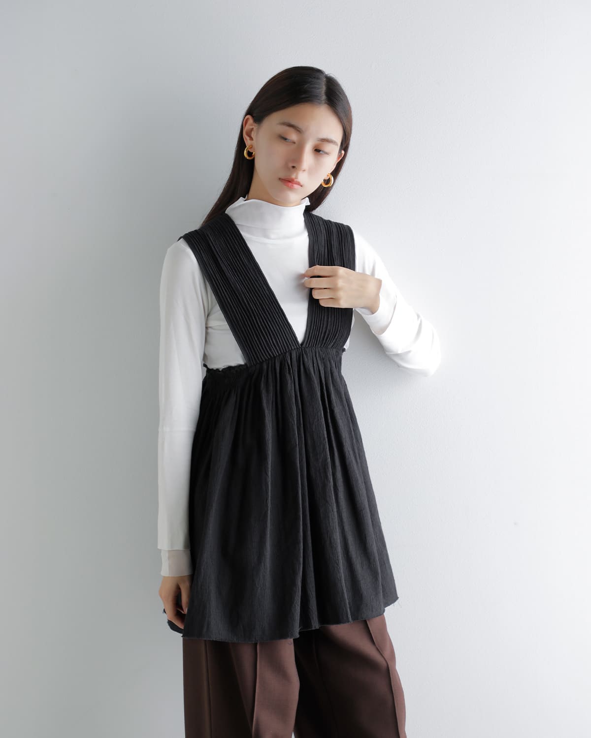 Hella(ヘラ)コットンクレープVネックギャザートップスCOTTONCREPEGATHERTOP h261-80