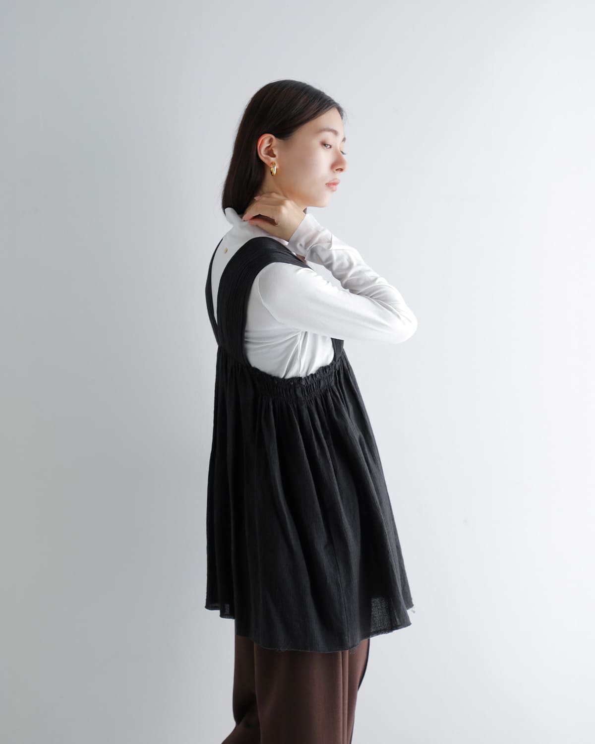 Hella(ヘラ)コットンクレープVネックギャザートップスCOTTONCREPEGATHERTOP h261-80