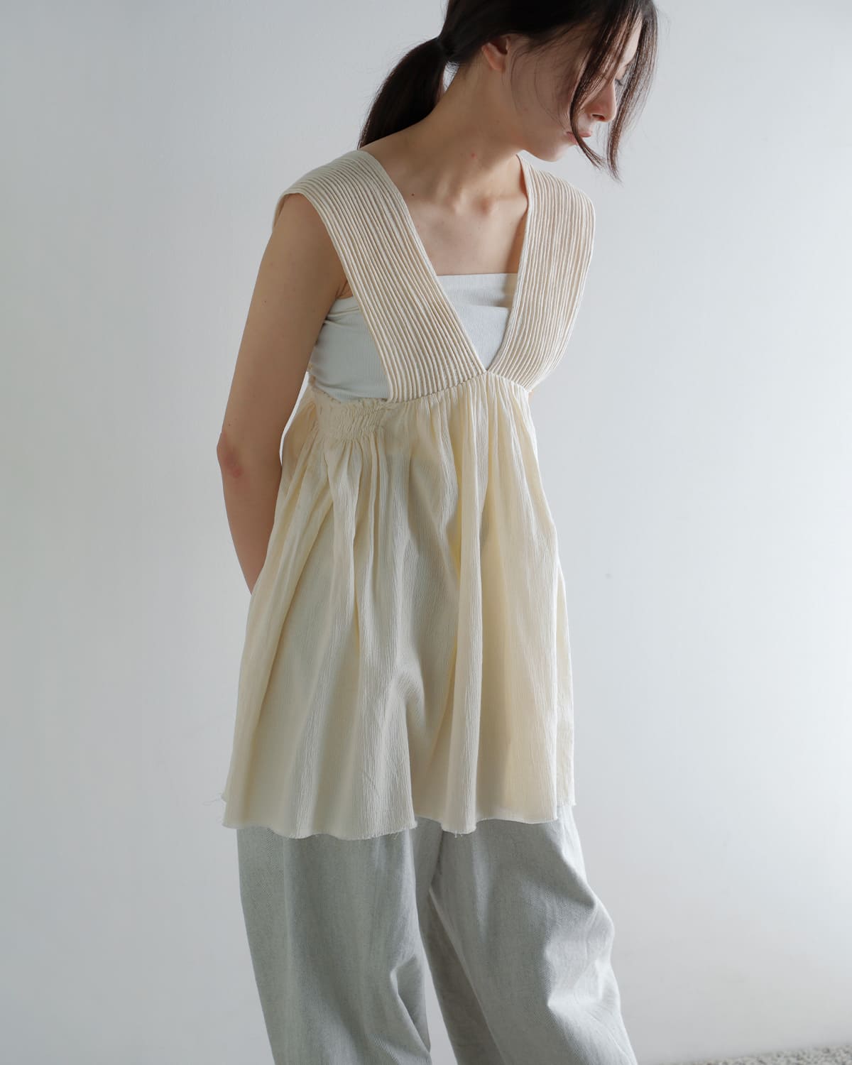 Hella(ヘラ)コットンクレープVネックギャザートップスCOTTONCREPEGATHERTOP h261-80