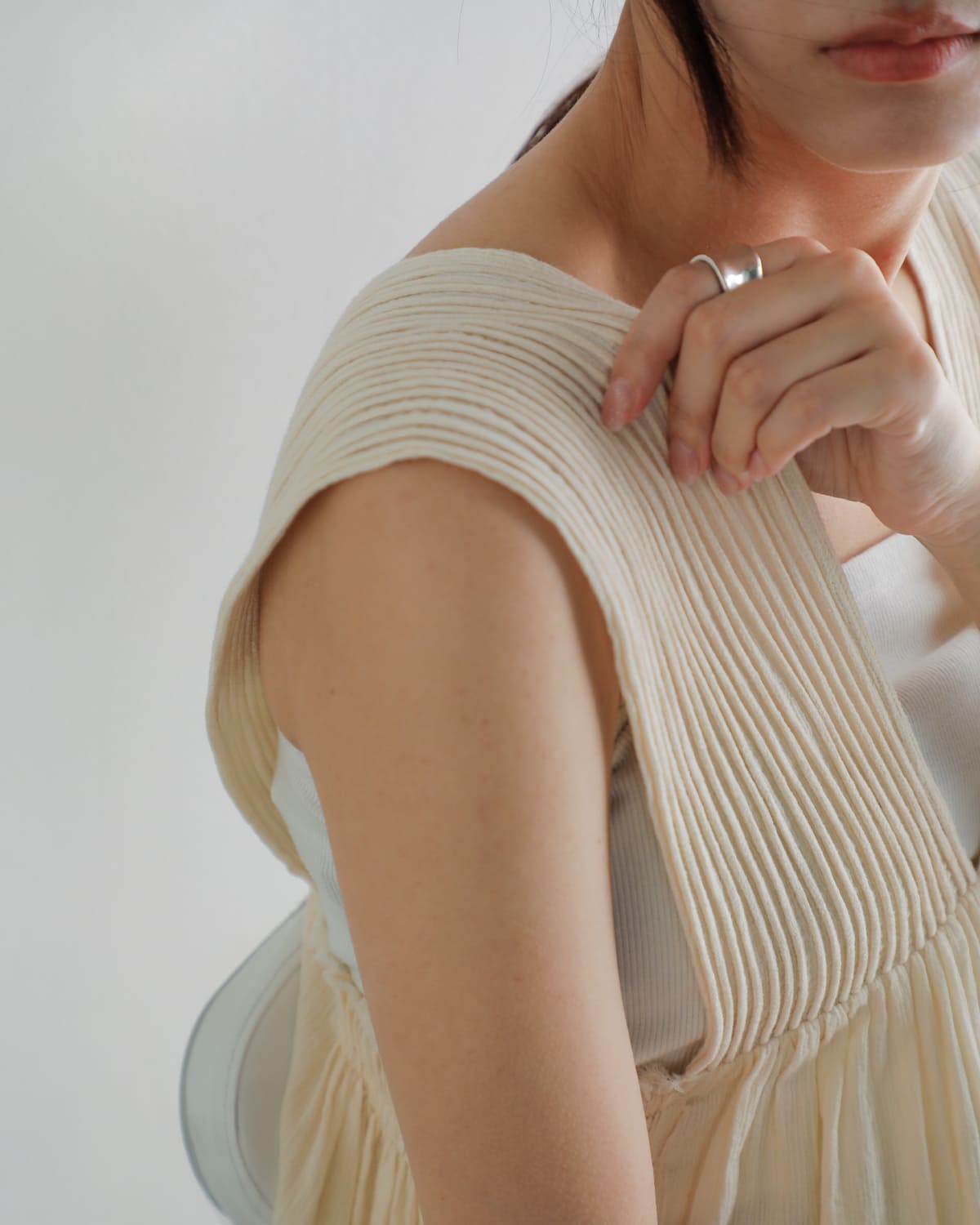 Hella(ヘラ)コットンクレープVネックギャザートップスCOTTONCREPEGATHERTOP h261-80