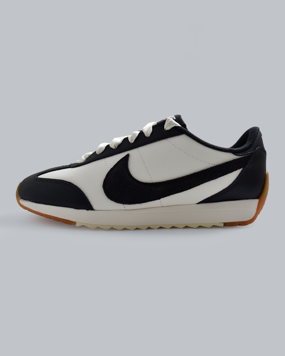 NIKEウィメンズ パシフィック レザー スニーカー iq2972