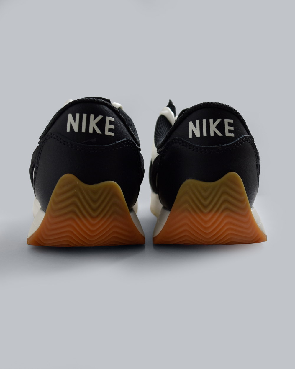 NIKEウィメンズ パシフィック レザー スニーカー iq2972