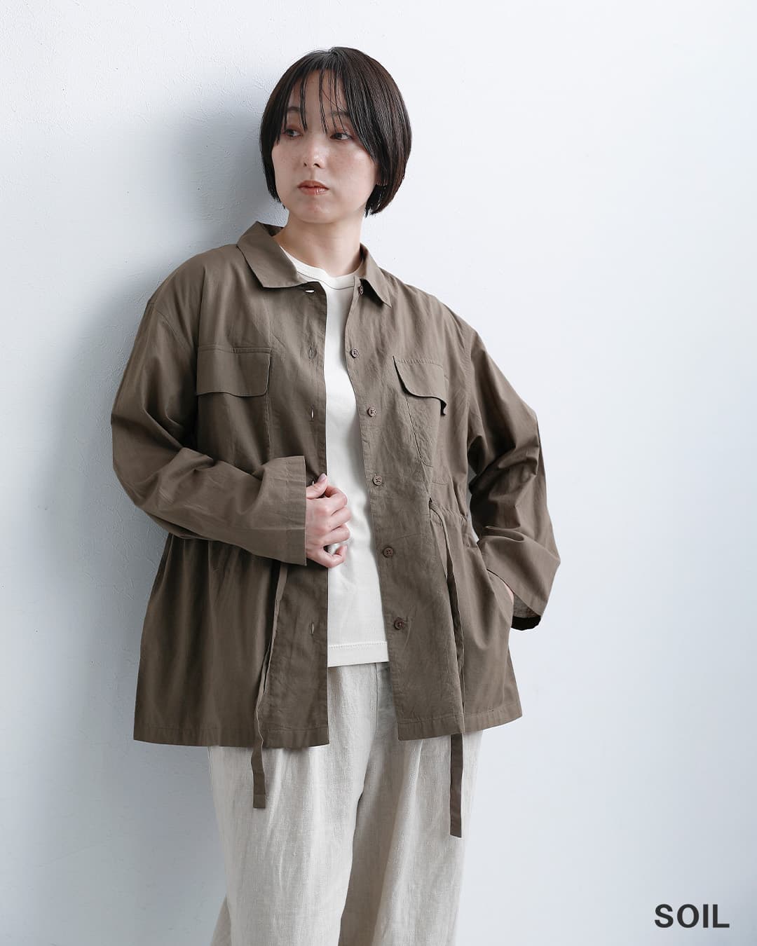 SOILコットンキャンブリック プレーン レギュラーカラー フラップポケット シャツ nsl26001