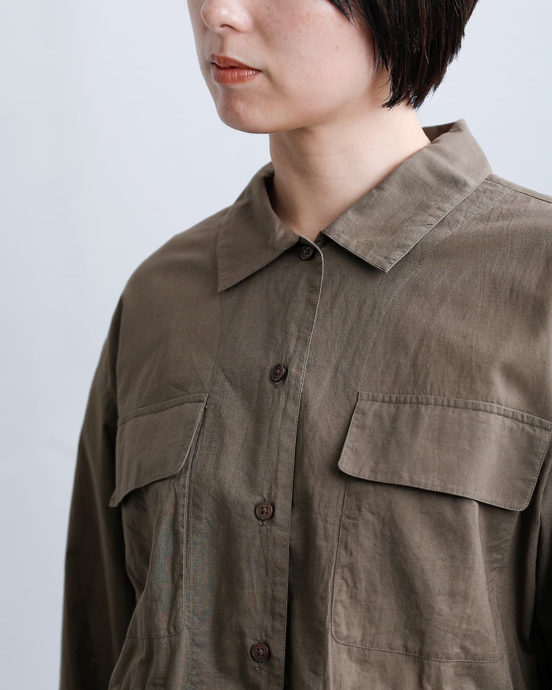 SOILコットンキャンブリック プレーン レギュラーカラー フラップポケット シャツ nsl26001