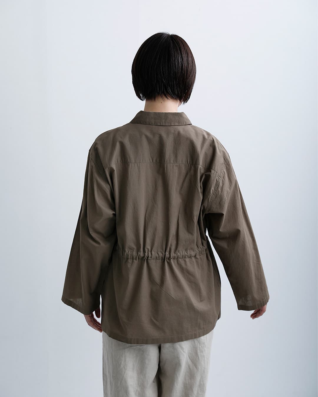 SOILコットンキャンブリック プレーン レギュラーカラー フラップポケット シャツ nsl26001