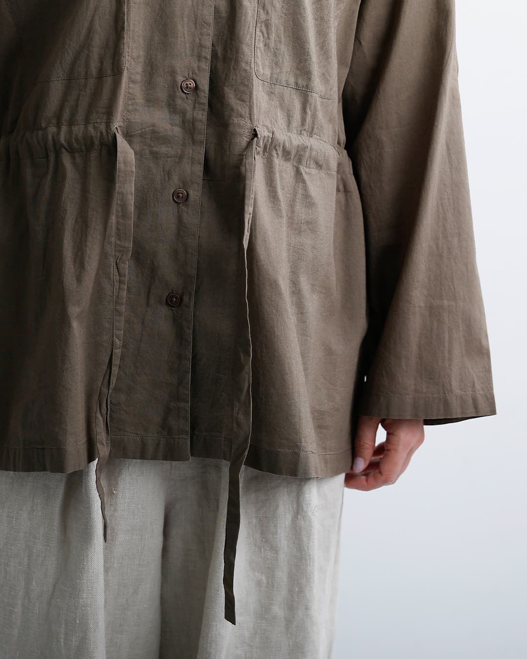 SOILコットンキャンブリック プレーン レギュラーカラー フラップポケット シャツ nsl26001
