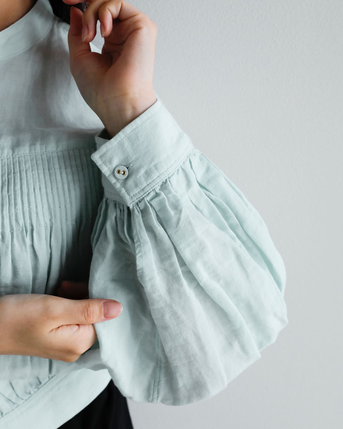 Pheeta(フィータ)コットンリネンバンドカラーピンタックブラウス “Stella” ph015c-25