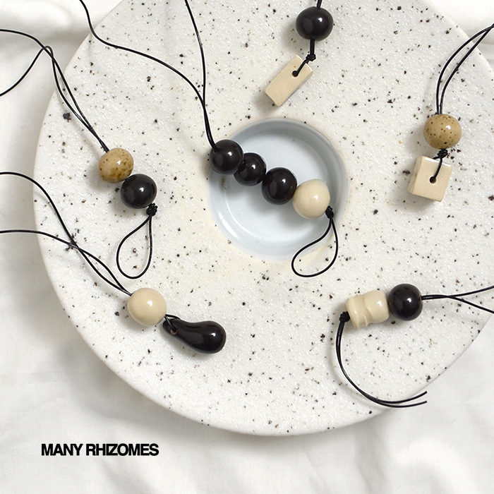 MANY RHIZOMES(メニーライザームス)レザーコード クレイビーズ ネックレス “SCULPTURAL NECKLACE” sculptural-ncl