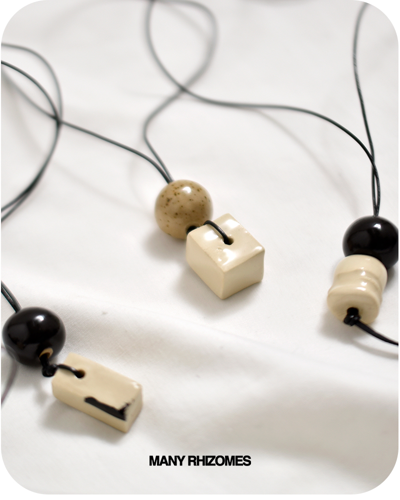 MANY RHIZOMES(メニーライザームス)レザーコード クレイビーズ ネックレス “SCULPTURAL NECKLACE” sculptural-ncl