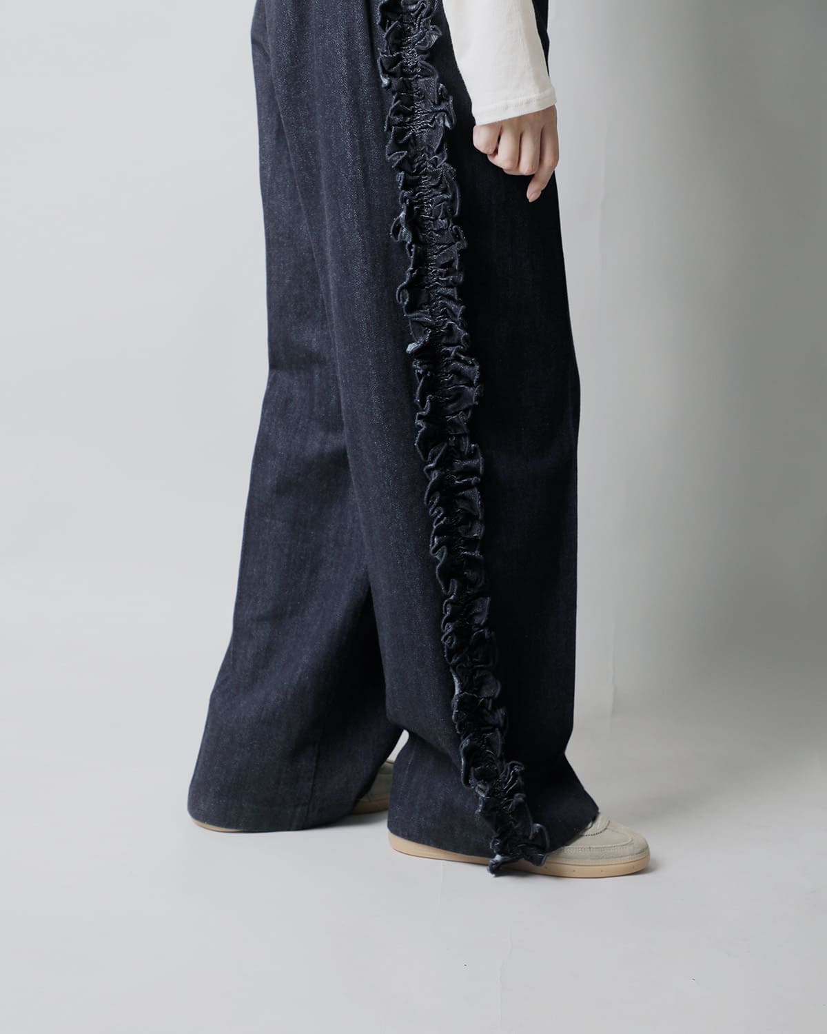 RHODOLIRIONデニム フリルサイド フレアパンツ “Frill Side Flare Pant” sw1011