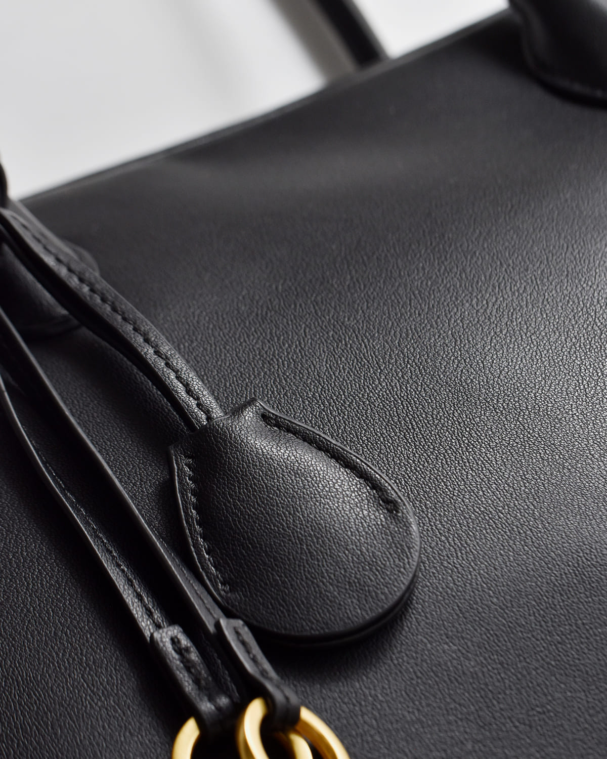 TOV(トーヴ)ムーカウレザーボストンバッグMOUM t26s07b581