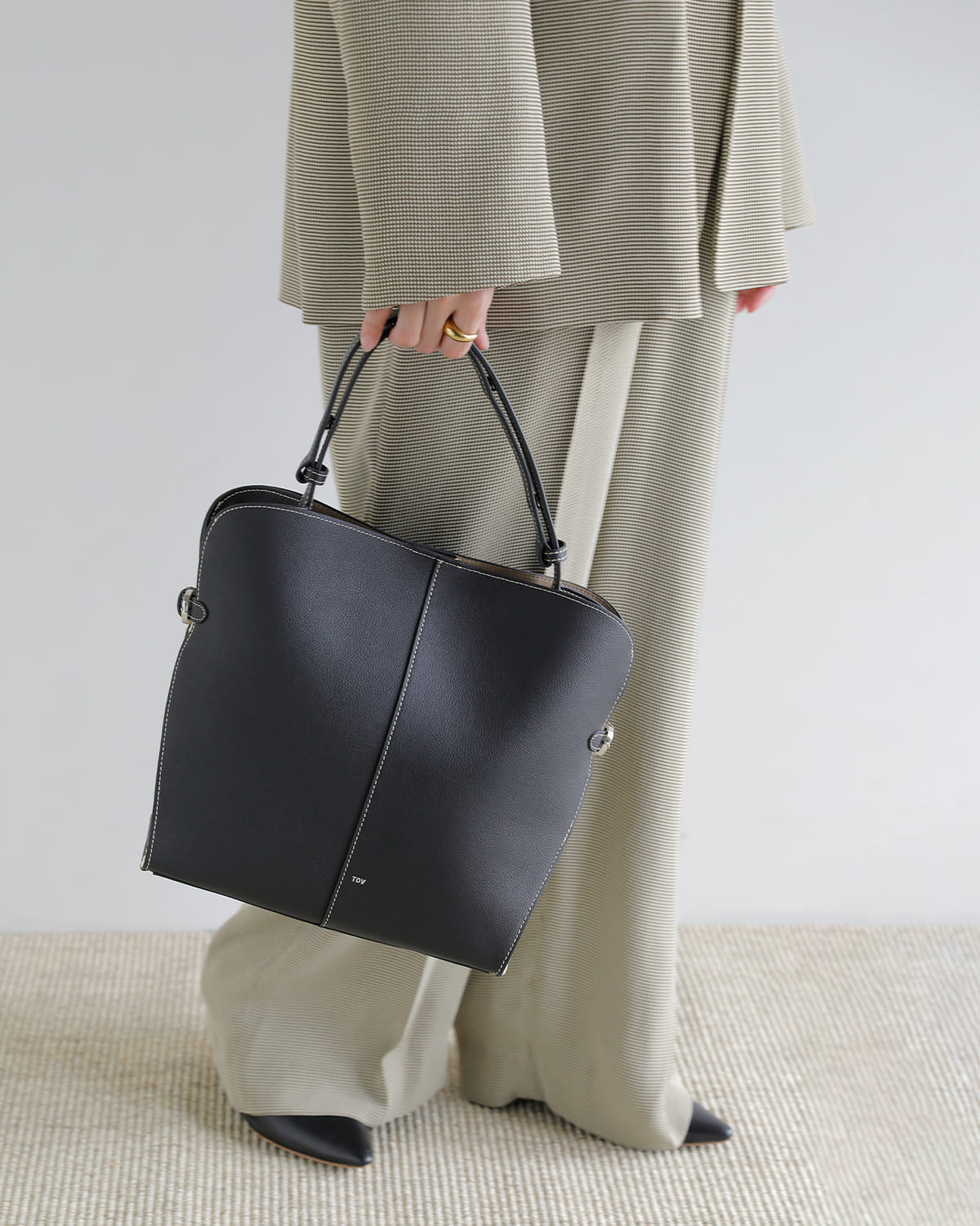 TOV(トーヴ)リアンカウレザー シュリンクファブリックコンビワンハンドルバッグ RIEN FABRIC COMBINATION S t26s07b593