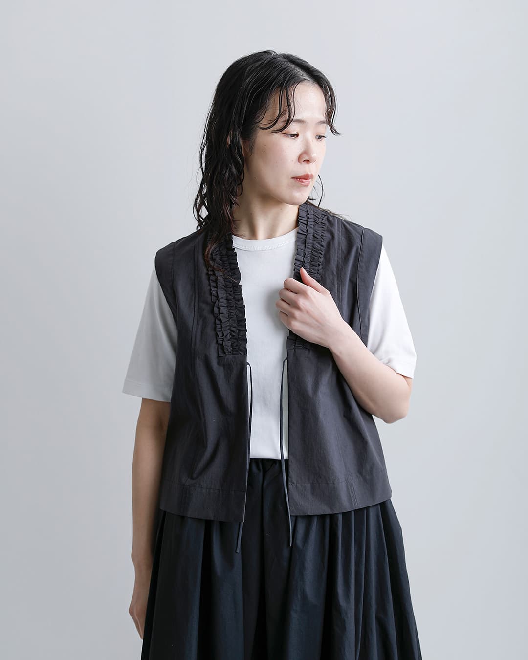 U PHORICA近江晒コットン Vネック フリル ジレ u24-12688-61